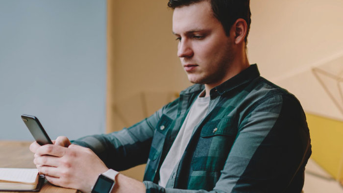 Mężczyzna instalujący aplikację WooCommerce