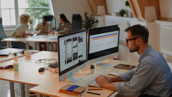 Programista optymalizujący stronę internetową pod SEO