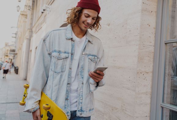 Mężczyzna korzystający z aplikacji mobilnej typu web view