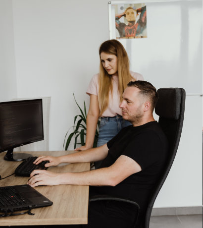 Zespół Sopchy omawiający rozwiązania w aplikacji mobilnej