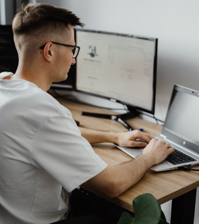 Programista Sopchy pracujący nad tworzeniem stroną internetową